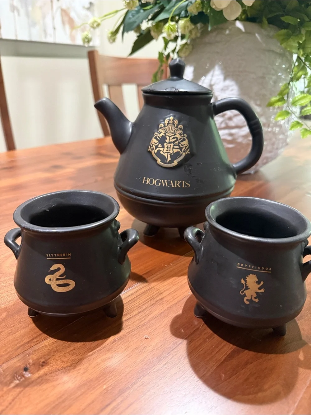 Harry Potter Teapot with 2 Hogwarts Cauldron Mugs